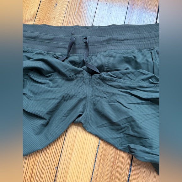 lululemon athletica Dance Studio Mid-Rise Jogger Size 12 - Picture 6 of 6